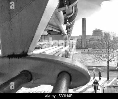 Le Millennium Bridge, en regardant vers le Tate Modern, Londres. Banque D'Images