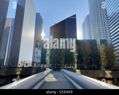 Los ANGELES, CA, JAN 2020: Vue du YMCA avec gratte-ciel à proximité dans le quartier financier du centre-ville. La lumière vive du soleil reflète les fenêtres Banque D'Images