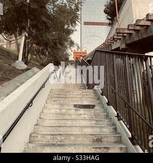 Los ANGELES, CA, JAN 2020: Escalier en béton à côté du funiculaire d'Angels Flight dans le centre-ville le matin couvert. Gratte-ciel en arrière-plan Banque D'Images