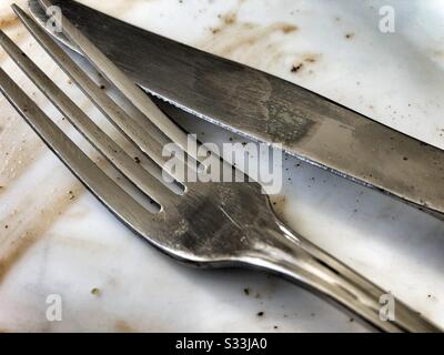 Couteau et fourchette sur une assiette vide Banque D'Images