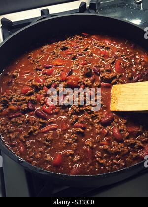 Gros plan d'un grand pot de Chili con Carne étant préparé sur un poêle Banque D'Images