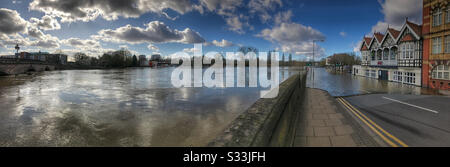 Panorama sur les inondations de la rivière Severn, N Parade (A44) à Worcester, Royaume-Uni. Prise du pont de Worcester en février 2020. Banque D'Images