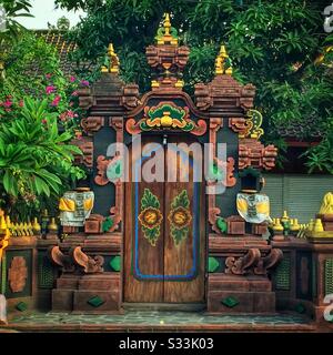 L'entrée décorée d'un immeuble résidentiel à Candidasa, Bali, Indonésie Banque D'Images