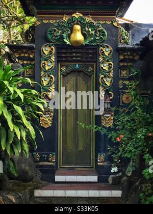 L'entrée décorée d'un immeuble résidentiel à Candidasa, Bali, Indonésie Banque D'Images