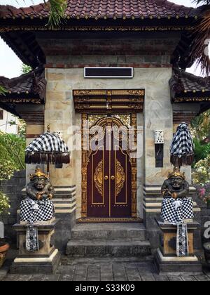 L'entrée décorée d'un immeuble résidentiel moderne à Candidasa, Bali, Indonésie Banque D'Images