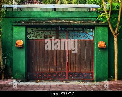 Entrée à un immeuble résidentiel à Candidasa, Bali, Indonésie Banque D'Images