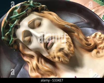 Sculpture gravure du visage de Jésus avec les yeux fermés et port de cornes Banque D'Images