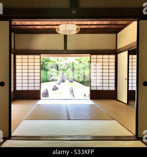 Intérieur d'une chambre de style zen avec un jardin de roches, temple Komyoin, Kyoto, Japon Banque D'Images