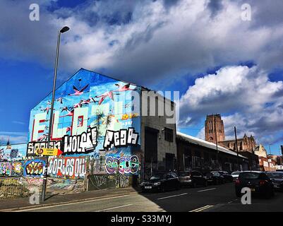 Le triangle balte de Liverpool et la cathédrale anglicane une journée ensoleillée. Parc de skate et graffitis Banque D'Images