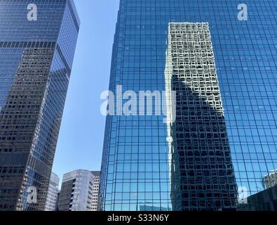 Los ANGELES, CA, FÉVRIER 2020: Gratte-ciel dans le quartier financier du centre-ville avec d'autres bâtiments reflétés dans les fenêtres Banque D'Images