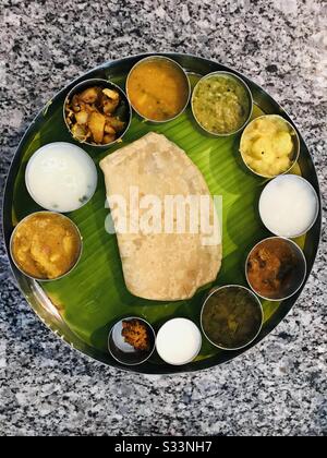 Un délicieux repas végétariens thali super délicieux - repas végétariens sud-indiens - pris en pause avant la dégustation - repas du déjeuner Ina table en granit - cuisine indienne Banque D'Images