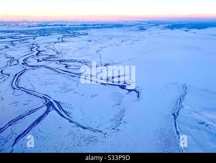 Vue aérienne de la toundra gelée et des systèmes fluviaux locaux dans l'Arctique de l'Alaska en hiver. Près De Kotzebue, En Alaska, Dans Le District De L'Arctique Du Nord-Ouest Banque D'Images