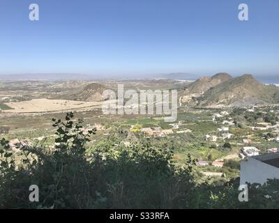 Vue sur la côte depuis la vieille ville de Mojacar. Banque D'Images