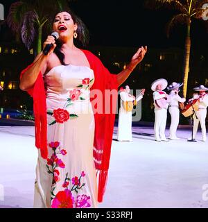 Chanteur et groupe de mariachi en soirée mexicaine, Hyatt Ziva Resort, Cancun, Quintana Roo, Yucatan Peninsula, Mexique Banque D'Images