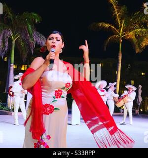 Chanteur et groupe de mariachi en soirée mexicaine, Hyatt Ziva Resort, Cancun, Quintana Roo, Yucatan Peninsula, Mexique Banque D'Images