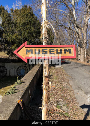 Panneau peint à la main sur l'écorce rustique couvert de poteau en bois panneau du Musée Banque D'Images