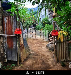 Entrée à un complexe résidentiel, Candidasa, Bali, Indonésie Banque D'Images