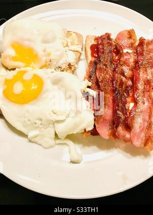 Petit déjeuner avec œufs frits et bacon croustillant Banque D'Images