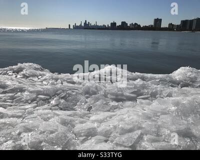 Horizon de Chicago à distance sur le lac Michigan Banque D'Images