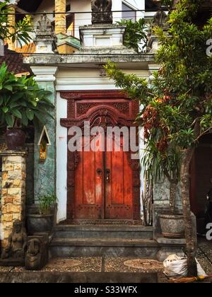 Entrée à un immeuble résidentiel, Candidasa, Bali, Indonésie Banque D'Images
