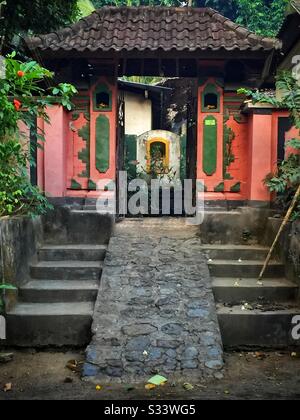 Entrée ornée d'un immeuble résidentiel, Candidasa, Bali, Indonésie Banque D'Images