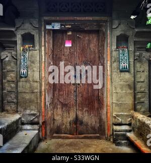 Entrée à un immeuble résidentiel, Candidasa, Bali, Indonésie Banque D'Images