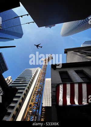 Avion survolant un chantier de construction dans une ville américaine Banque D'Images