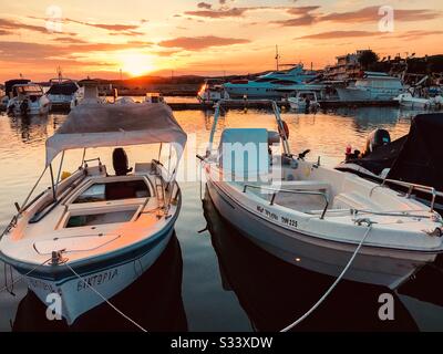 Bateaux dans le port de Nikiti au coucher du soleil, Macédoine centrale, péninsule de Sithonia, Grèce. Banque D'Images