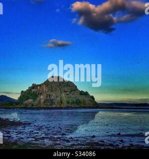 Château de Dumbarton sur Dumbarton Rock sur la rivière Clyde en Écosse. Banque D'Images