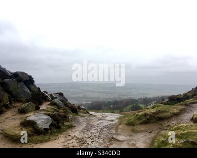 Vue sur Ilkley depuis le Hangingstone Rocks ou Cow and Calf Rocks, Ilkley Moor, West Yorkshire Banque D'Images