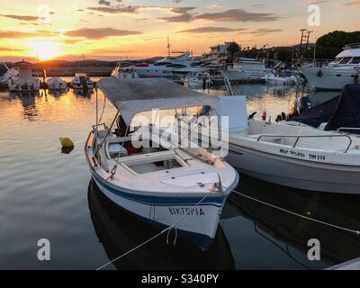 Port de Nikiti au coucher du soleil. Péninsule De Sithonia, Halkidiki, Macédoine Centrale, Grèce. Banque D'Images