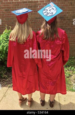 Diplômés de l'école secondaire en rouge et en robe Banque D'Images