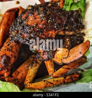 Crabe au poivre noir dans un restaurant de rue à Jalan Alor, un marché gastronomique de faucons à Bukit Bintang, Kuala Lumpur, Malaisie Banque D'Images