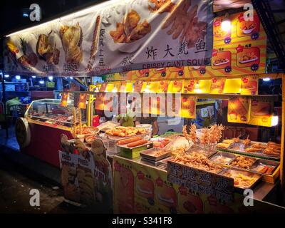 Un étalage de nourriture vend une sélection de plats frits à Jalan Alor, un marché alimentaire de faucons à Bukit Bintang, Kuala Lumpur, Malaisie Banque D'Images