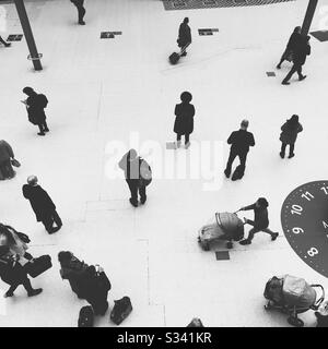 En regardant vers le bas les voyageurs qui attendent un départ de train à la gare principale de Waterloo London Banque D'Images