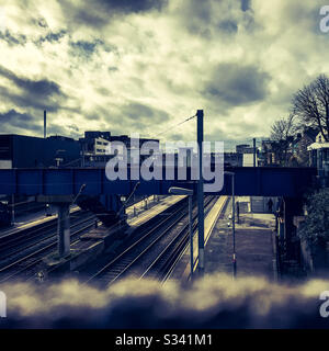 En regardant vers le bas depuis le pont au-dessus de la gare de West Hampstead Thameslink de Londres aux lignes de chemin de fer et aux plateformes Banque D'Images