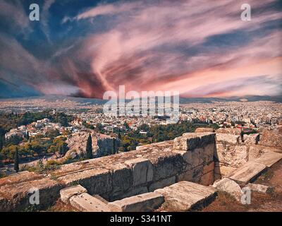 Des nuages roses et bleus balayant survolez la ville d'Athènes en Grèce depuis l'Acropole Banque D'Images