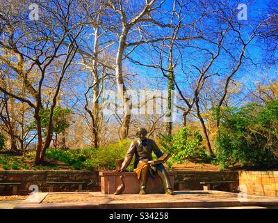 La statue de Hans Christian Andersen est située près du petit étang à bateaux dans Central Park, New York, États-Unis Banque D'Images