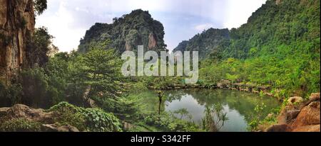 La vue depuis le SkyBar à la Banjaran HotSprings Retreat, surplombant un lac artificiel alimenté par des sources thermales géothermiques et le spectaculaire paysage de karst calcaire près d'Ipoh, en Malaisie Banque D'Images