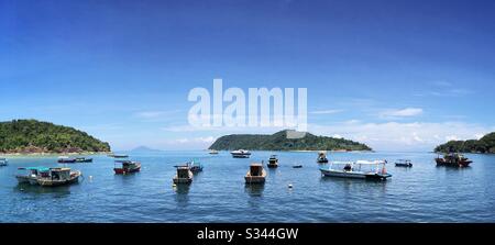 Des bateaux de pêche traditionnels amarrés dans le port protégé de Pulau Redang (île de Redang), Terengganu, Malaisie Banque D'Images