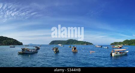 Des bateaux de pêche traditionnels amarrés dans le port protégé de Pulau Redang (île de Redang), Terengganu, Malaisie Banque D'Images