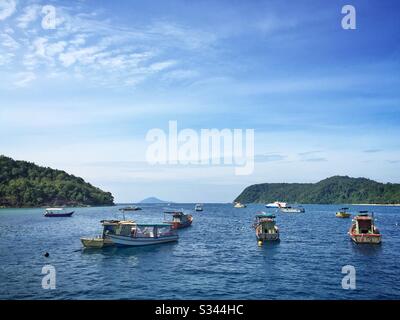 Des bateaux de pêche traditionnels amarrés dans le port protégé de Pulau Redang (île de Redang), Terengganu, Malaisie Banque D'Images