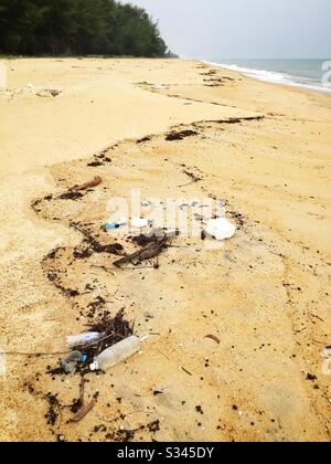 La ligne de haute eau sur la plage, Batu Rakit, Terengganu, Malaisie Banque D'Images