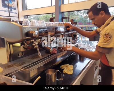 Un barista préparant le macchiato dans le café Tomocca à Addis-Abeba. Banque D'Images