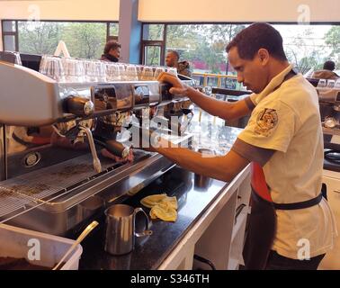 Un barista préparant le macchiato dans le café Tomocca à Addis-Abeba. Banque D'Images