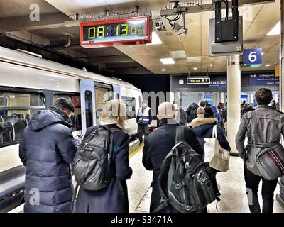 Les navetteurs sont vus à l'heure de pointe pendant la COVID-19 à la gare de Charing Cross à Londres, en Angleterre, le 17 mars 2020 Banque D'Images