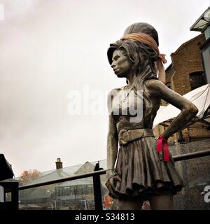 Statue de bronze de la chanteuse britannique Amy Winehouse dans le marché des tableaux, Camden Town, Londres Banque D'Images