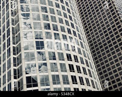 LOS ANGELES, CA, FÉVRIER 2020: Nuages reflétés en détail des fenêtres sur les gratte-ciel dans le quartier financier du centre-ville Banque D'Images