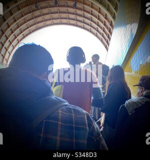 LOS ANGELES, CA, FÉVRIER 2020 : passagers rétroéclairés à bord d'un escalator qui s'enfile, à l'extérieur de la gare de North Hollywood sur la ligne rouge du métro LA Banque D'Images