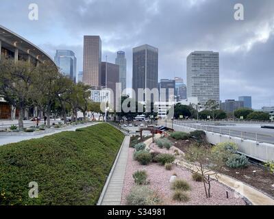 LOS ANGELES, CA, MARS 2020 : parc en premier plan et horizon du centre-ville derrière le siège de LA Department of Water and Power Banque D'Images